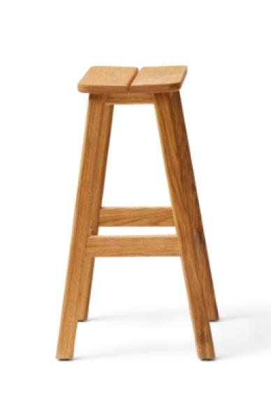 Form & Refine Angle Hocker Eiche